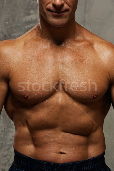 Musculos om sportiv fitness exercita muscular Imagine de stoc © Nejron
