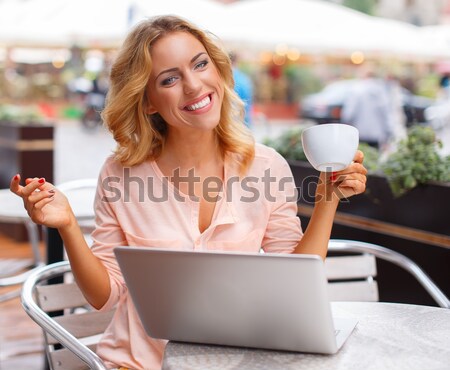 Zâmbitor tineri bruneta femeie singur laptop Imagine de stoc © Nejron