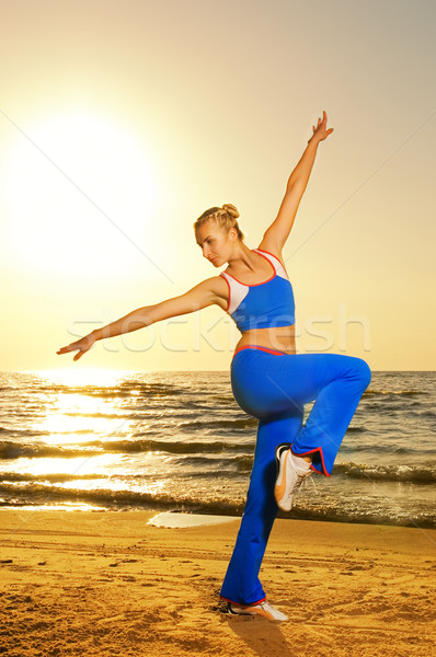 Foto stock: Hermosa · fitness · ejercicio · playa · puesta · de · sol