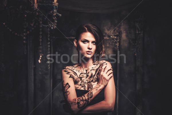 Tatuato bella donna vecchio interni ragazza Foto d'archivio © Nejron