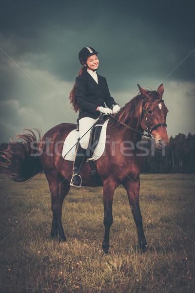 Foto stock: Beautiful · girl · sessão · cavalo · ao · ar · livre · céu