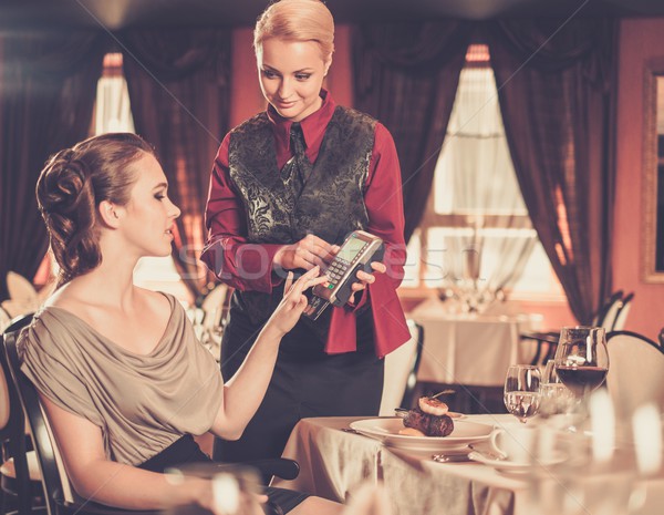 Belle jeune femme payer carte restaurant alimentaire [[stock_photo]] © Nejron