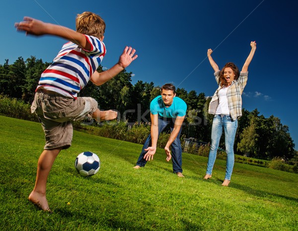 商业照片: 快乐 · 年轻 · 家庭 · 播放 · 足球 · 户外活动