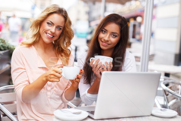 [[stock_photo]]: Deux · belle · filles · portable · été