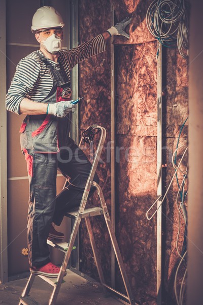Elektryk pracy przewody nowego apartamentu drabiny Zdjęcia stock © Nejron