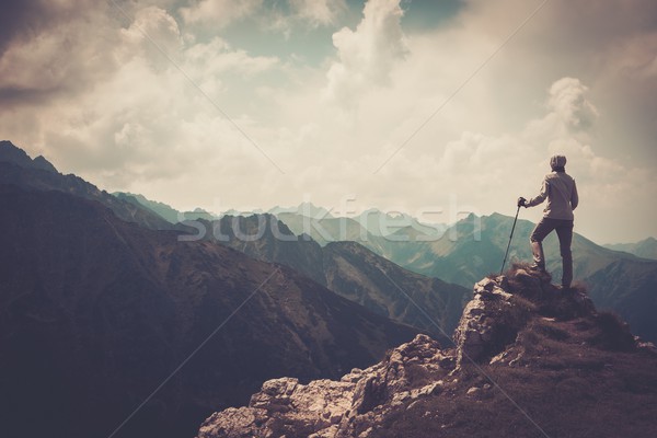Femme randonneur haut montagne homme marche Photo stock © Nejron