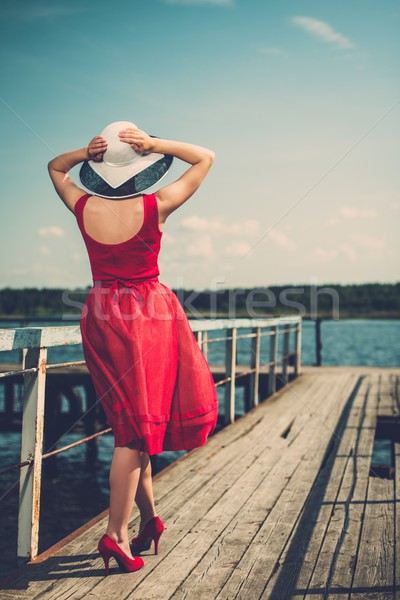 Stylish Frau weiß hat roten Kleid stehen Stock foto © Nejron