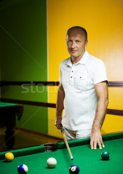 Férfi játszik biliárd modell zöld bár Stock fotó © Nejron