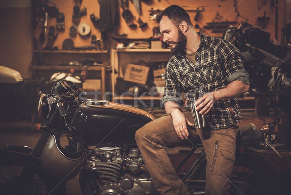 Vintage estilo motocicleta alfândega garagem homem Foto stock © Nejron