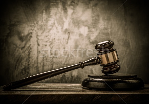 Martillo mesa de madera ley abogado tribunal jurídica Foto stock © Nejron