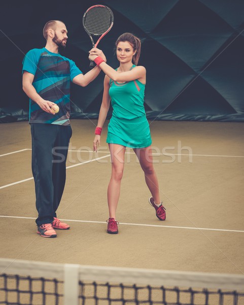 Femeie player antrenor teren de tenis club Imagine de stoc © Nejron