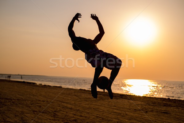 Foto stock: Siluetas · joven · playa · puesta · de · sol · cielo · agua