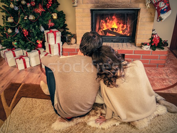 [[stock_photo]]: Couple · cheminée · Noël · décoré · femme