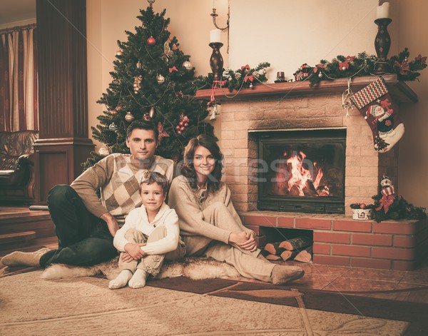 ストックフォト: 家族 · 暖炉 · クリスマス · 装飾された · 女性