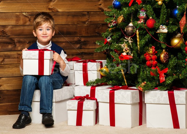 Pequeno menino caixa de presente árvore de natal casa interior Foto stock © Nejron