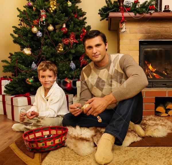 Jóvenes hijo de padre chimenea Navidad decorado Foto stock © Nejron