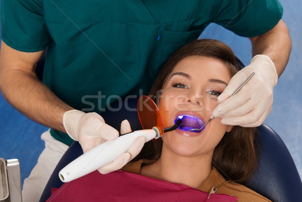 年輕女子 病人 治療 牙科 uv 商業照片 © Nejron