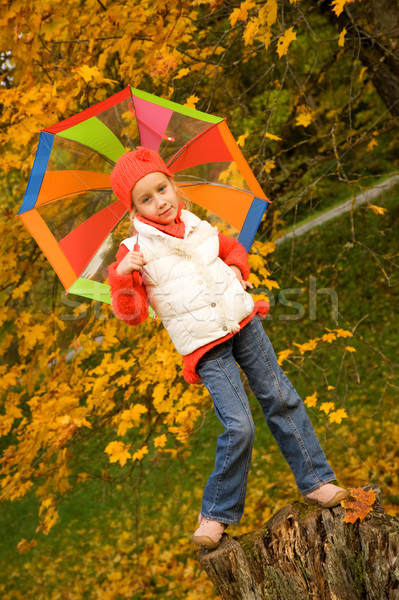 Foto stock: Belo · little · girl · guarda-chuva · ao · ar · livre · cara · feliz