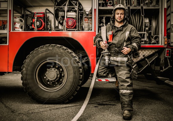 Pompier camion équipement eau épaule bâtiment Photo stock © Nejron