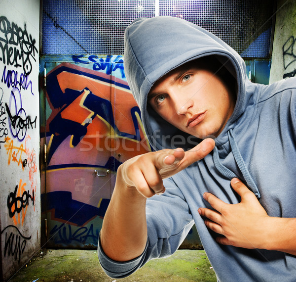 Cool regarder hooligan graffitis peint Photo stock © Nejron