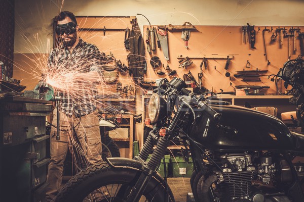 Mecanic motocicletă vama garaj om vopsea Imagine de stoc © Nejron