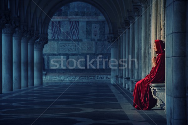 Kobieta czerwony płaszcz modląc sam dziewczyna Zdjęcia stock © Nejron