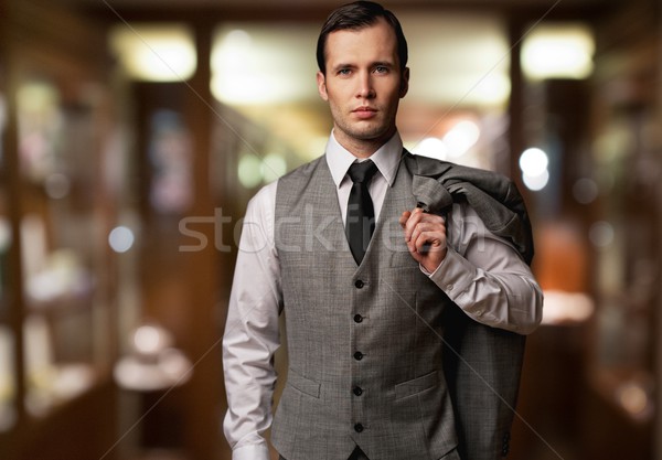 [[stock_photo]]: Homme · gilet · veste · épaule · floue · fond