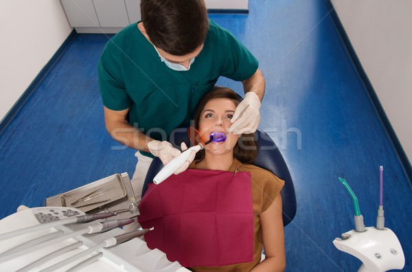 Młoda kobieta pacjenta leczenie stomatologicznych uv Zdjęcia stock © Nejron