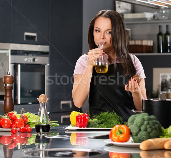 Jeune femme tablier modernes cuisine huile d'olive fille [[stock_photo]] © Nejron
