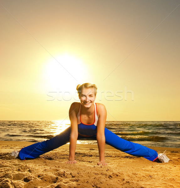 Stockfoto: Mooie · jonge · vrouw · fitness · oefening · strand · zonsondergang