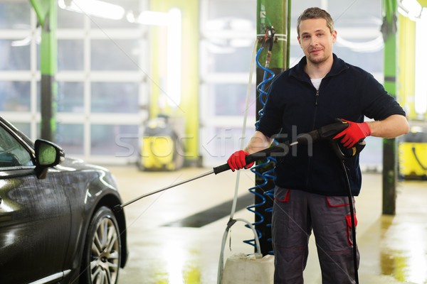 Mann Arbeitnehmer Waschen Luxus Auto Autowaschanlage Stock foto © Nejron