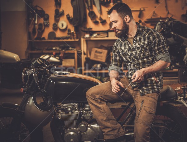 Vintage stylu motocykla urząd celny garaż człowiek Zdjęcia stock © Nejron