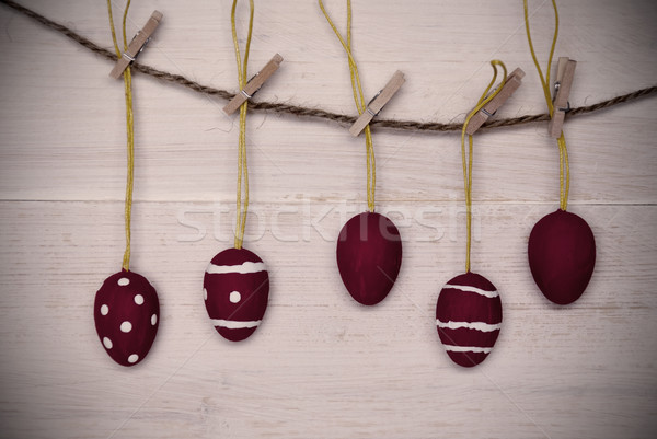 Cinco rojo huevos de Pascua colgante línea marco Foto stock © Nelosa