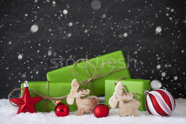 Roşu verde Crăciun decorare zăpadă negru Imagine de stoc © Nelosa