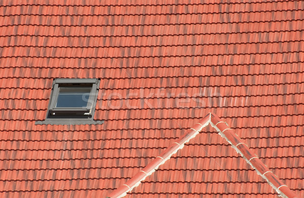 Mansarda fereastră deschide roşu lut pardoseala de gresie Imagine de stoc © nelsonart