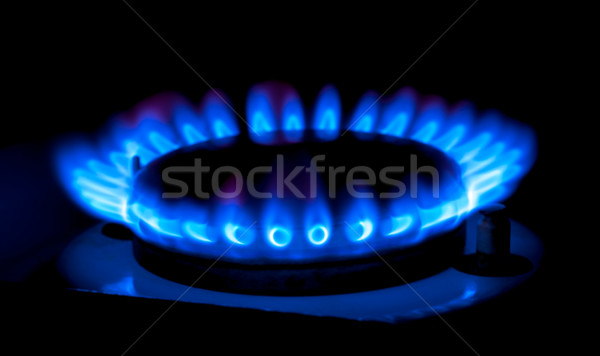 Gaz gaze naturale ardere albastru flăcări negru Imagine de stoc © nemalo