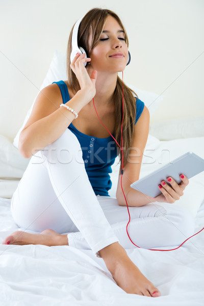 Mooi meisje luisteren naar muziek tablet sofa home portret Stockfoto © nenetus