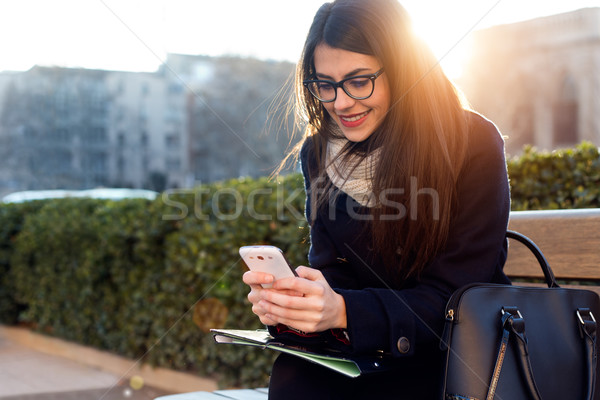 молодые красивая женщина мобильного телефона улице Открытый портрет Сток-фото © nenetus