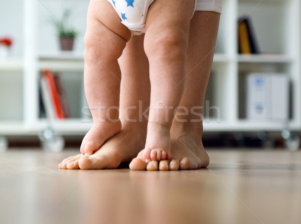 母親 嬰兒 腿 第一 步驟 肖像 商業照片 © nenetus