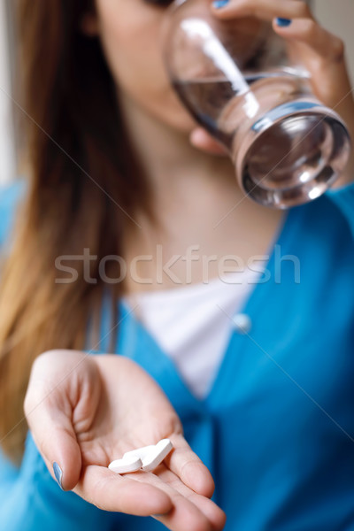 Foto stock: Deprimido · mulher · jovem · pílulas · casa · retrato