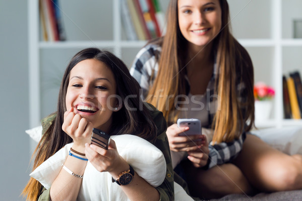 Dois belo mulher jovem sofá casa retrato Foto stock © nenetus