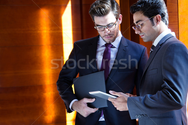 Foto stock: Empresarios · digital · tableta · moderna · oficina · dos