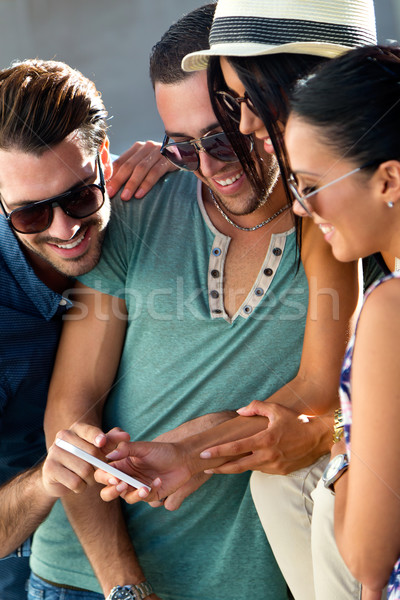 [[stock_photo]]: Portrait · groupe · amis · smartphones · extérieur