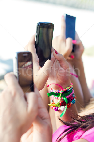 Tres ninas smartphones parque mujeres Foto stock © nenetus
