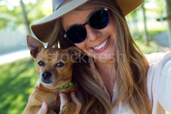 Belo mulher jovem olhando câmera cão retrato Foto stock © nenetus