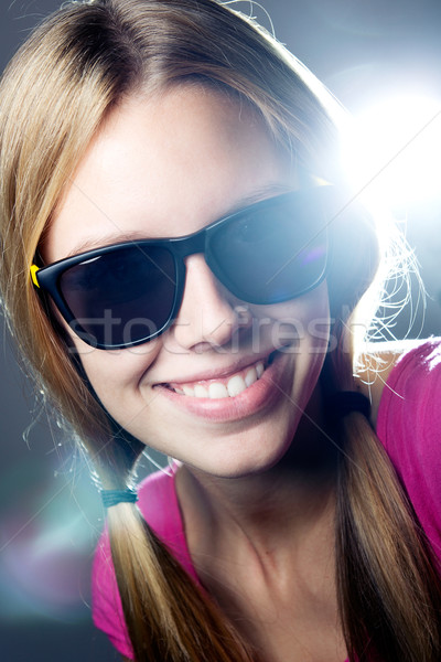 Heureux jeune femme lunettes de soleil regarder caméra portrait [[stock_photo]] © nenetus