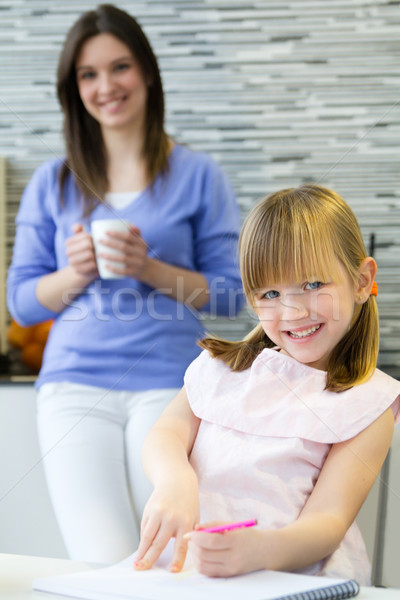 Gyermek rajz zsírkréták anya otthon ül Stock fotó © nenetus