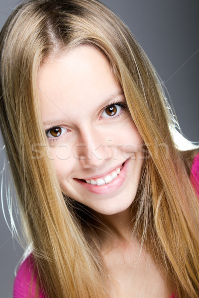 Szczęśliwy młoda kobieta patrząc kamery portret uśmiech Zdjęcia stock © nenetus