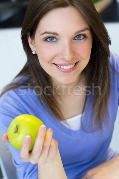 Mulher jovem alimentação verde maçã retrato ao ar livre Foto stock © nenetus