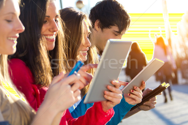 Studenten smartphones klasse groep vrouw Stockfoto © nenetus